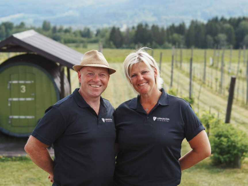 smilende par vinproduksjon