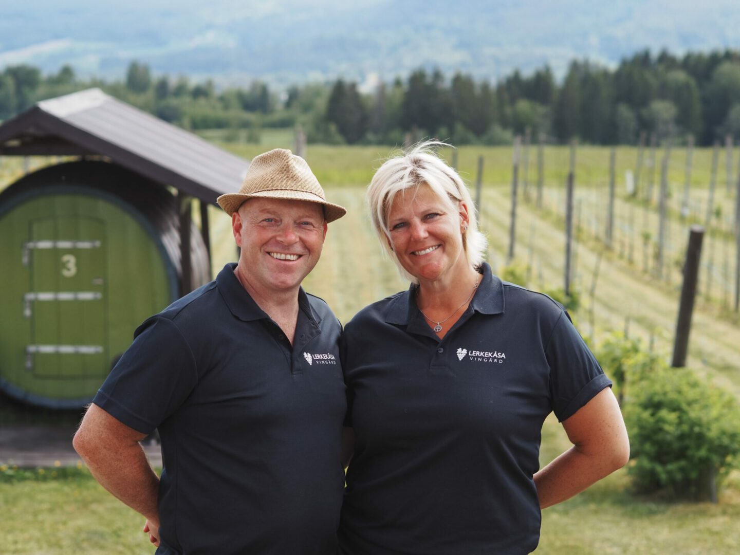smilende par vinproduksjon