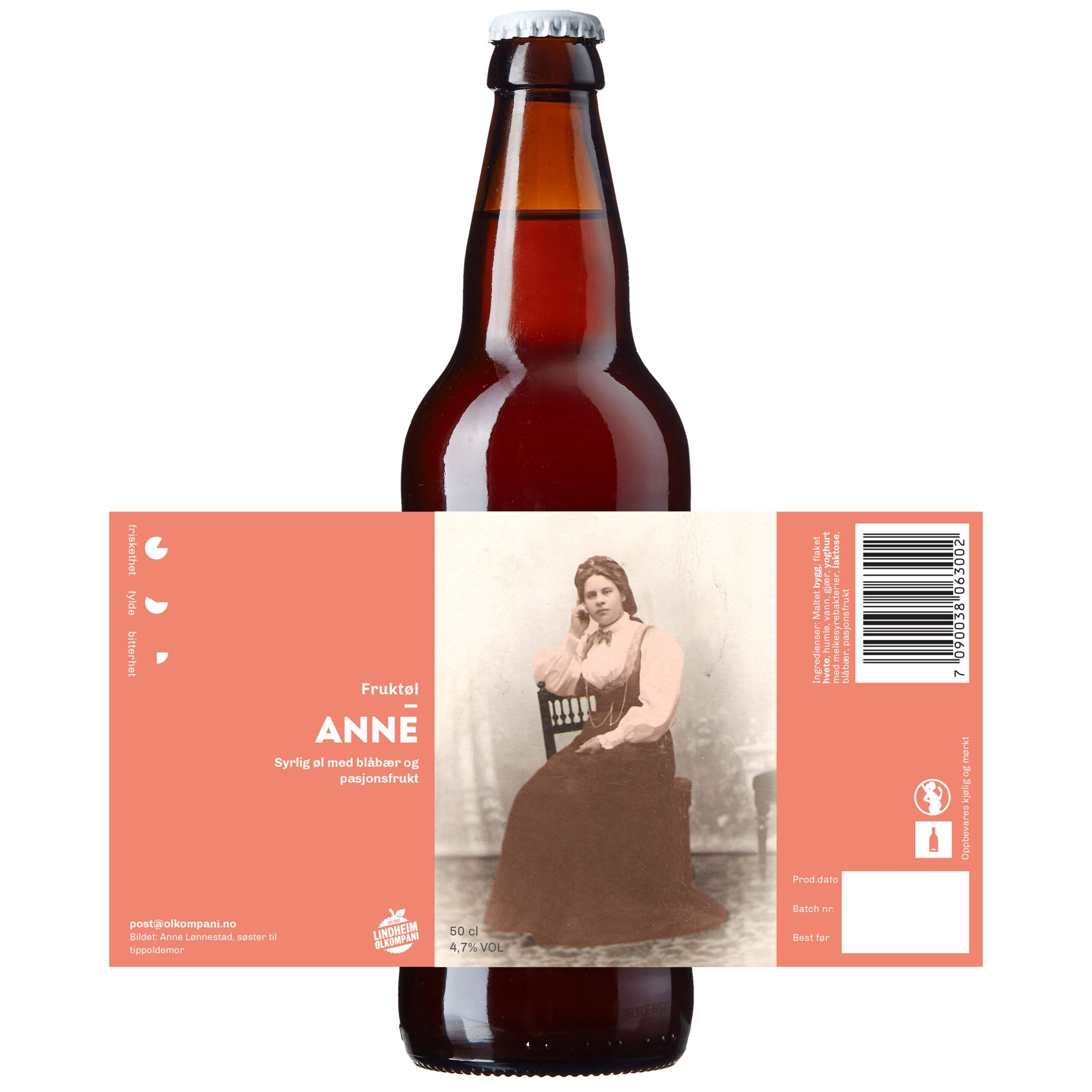 Kommer med fruktig smak av blåbær og pasjonsfrukt. Flaske med etikett av Anne fra Lindheim Ølkompani.