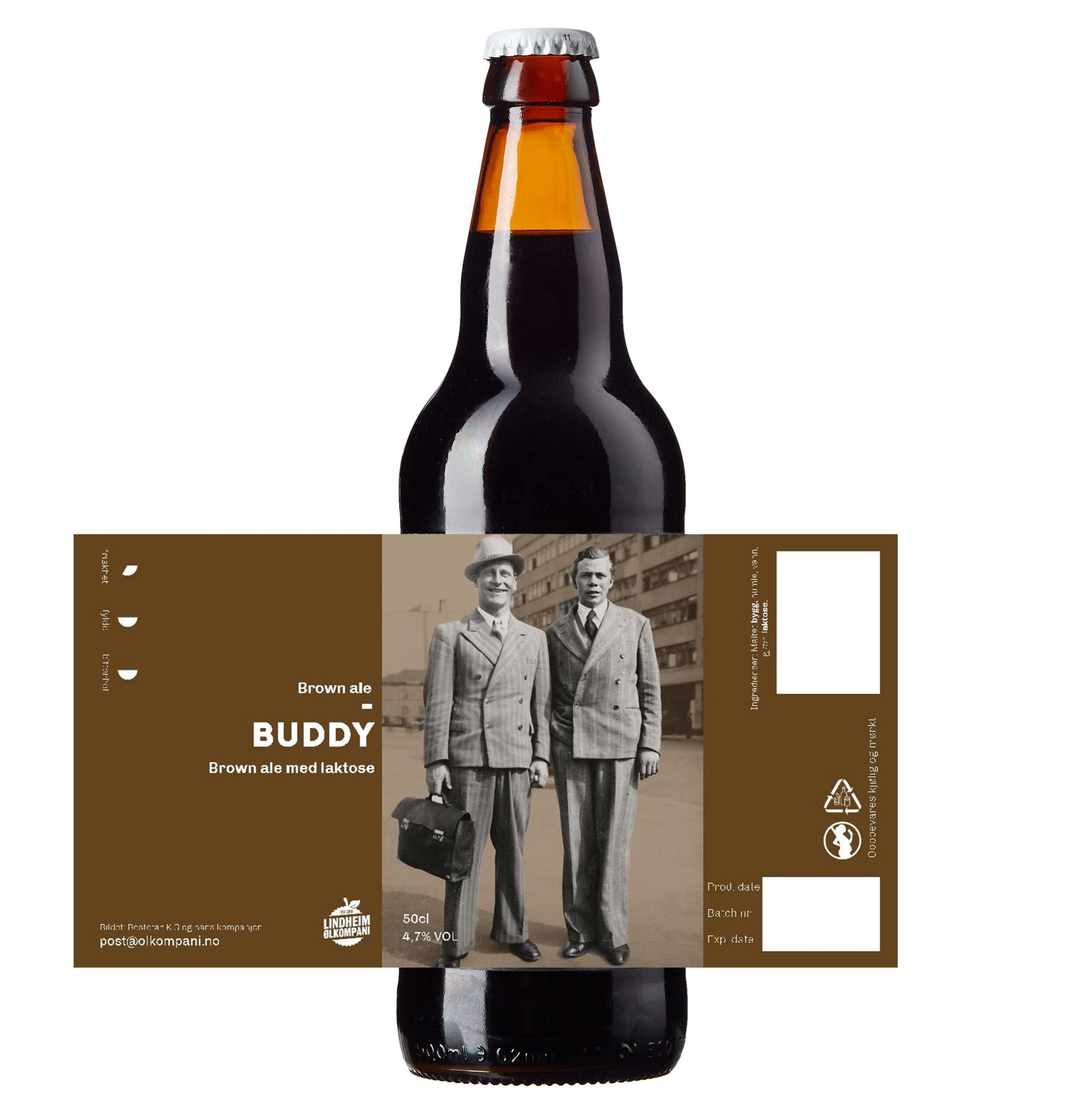 Alt-tekst: Buddy brown ale med laktose, flaske med retro etikett og to menn i dress på designet.