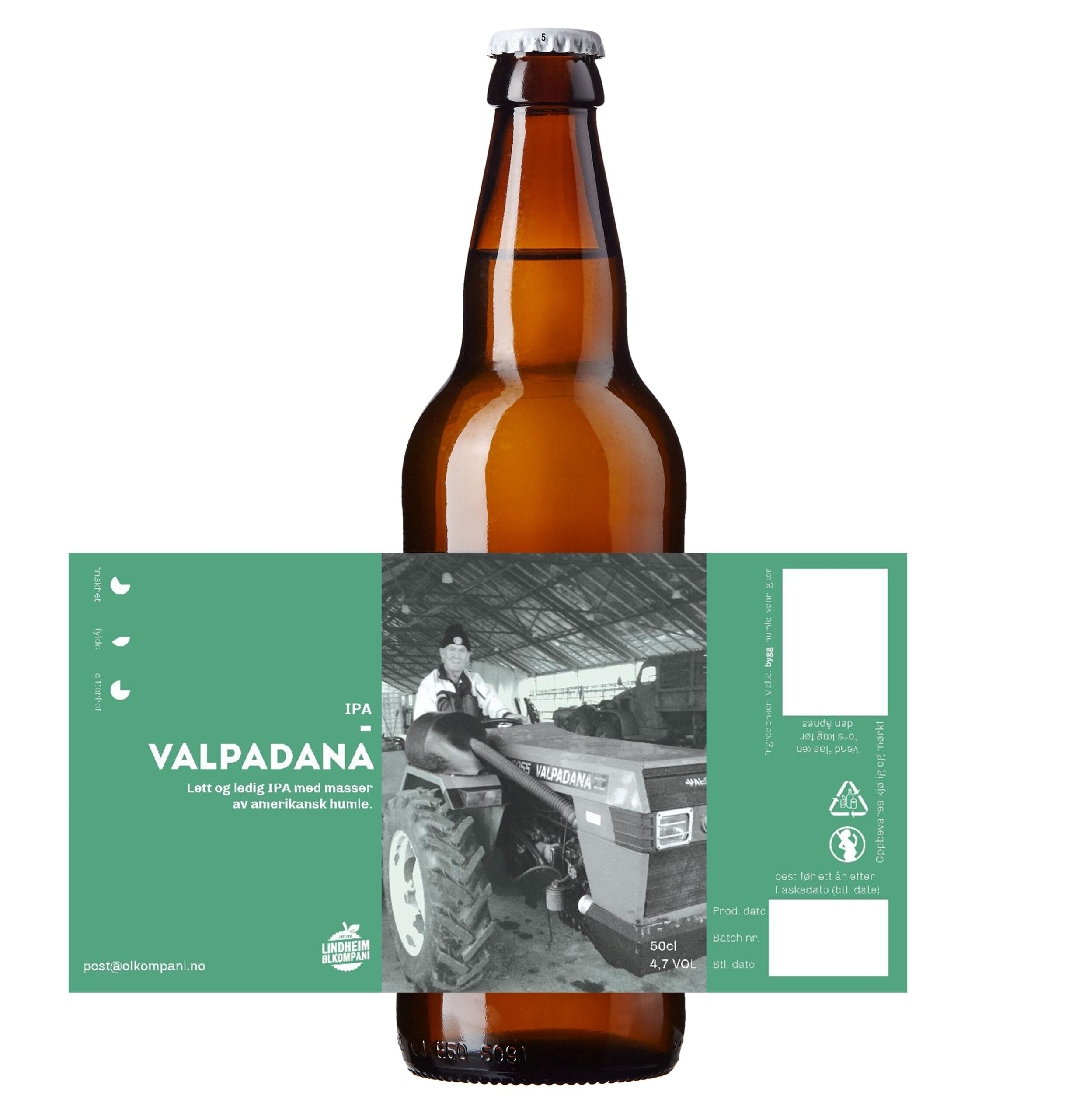 Alt-tekst: Flaske med Valpadana IPA, en lett øl med amerikansk humle, avbildet med en traktor i bakgrunnen.
