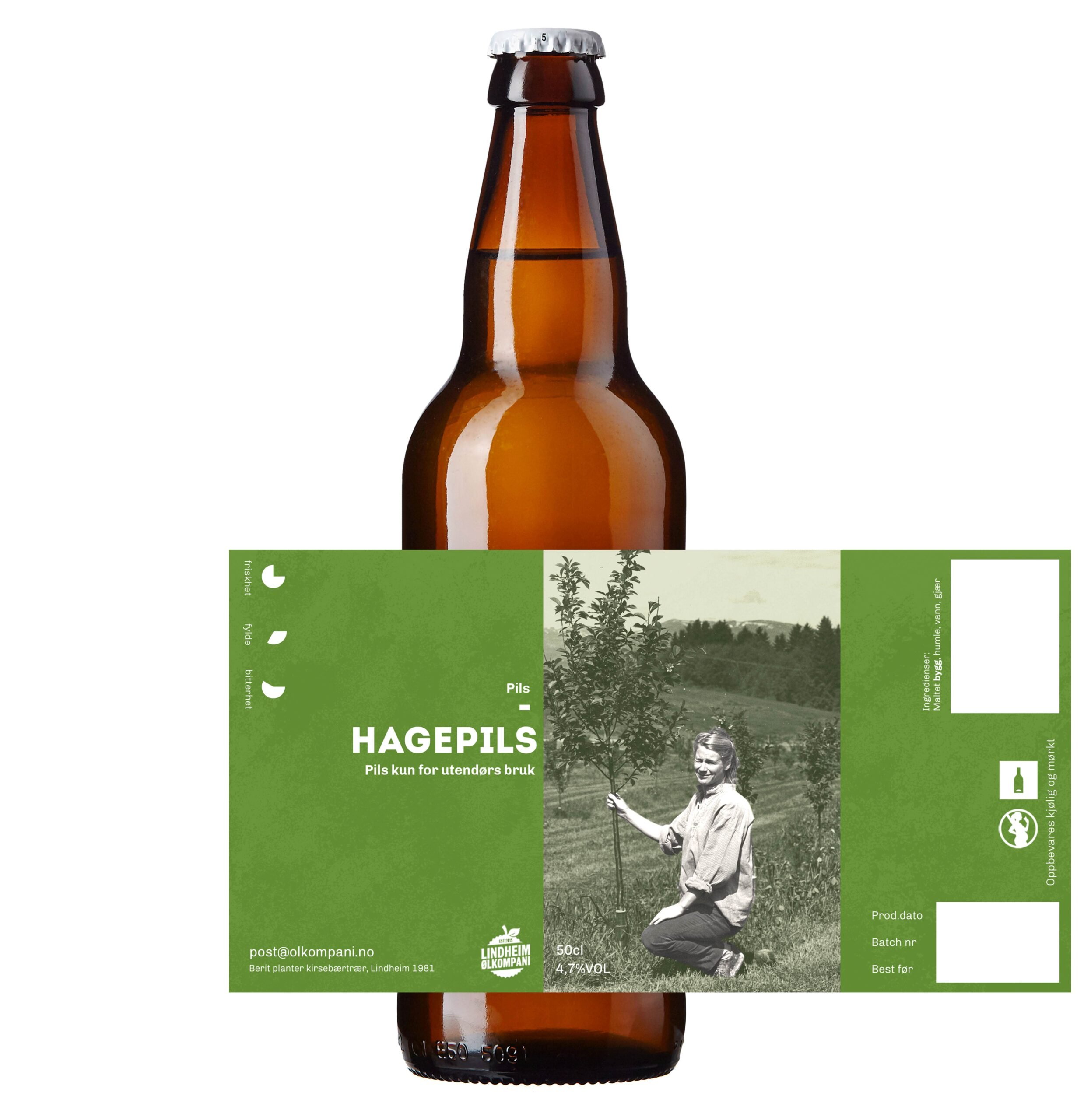 Flaske med Hagepils etikett, designet for utendørs bruk, fra Lindheim Ølkompani. 50 cl, 4,7% ABV.