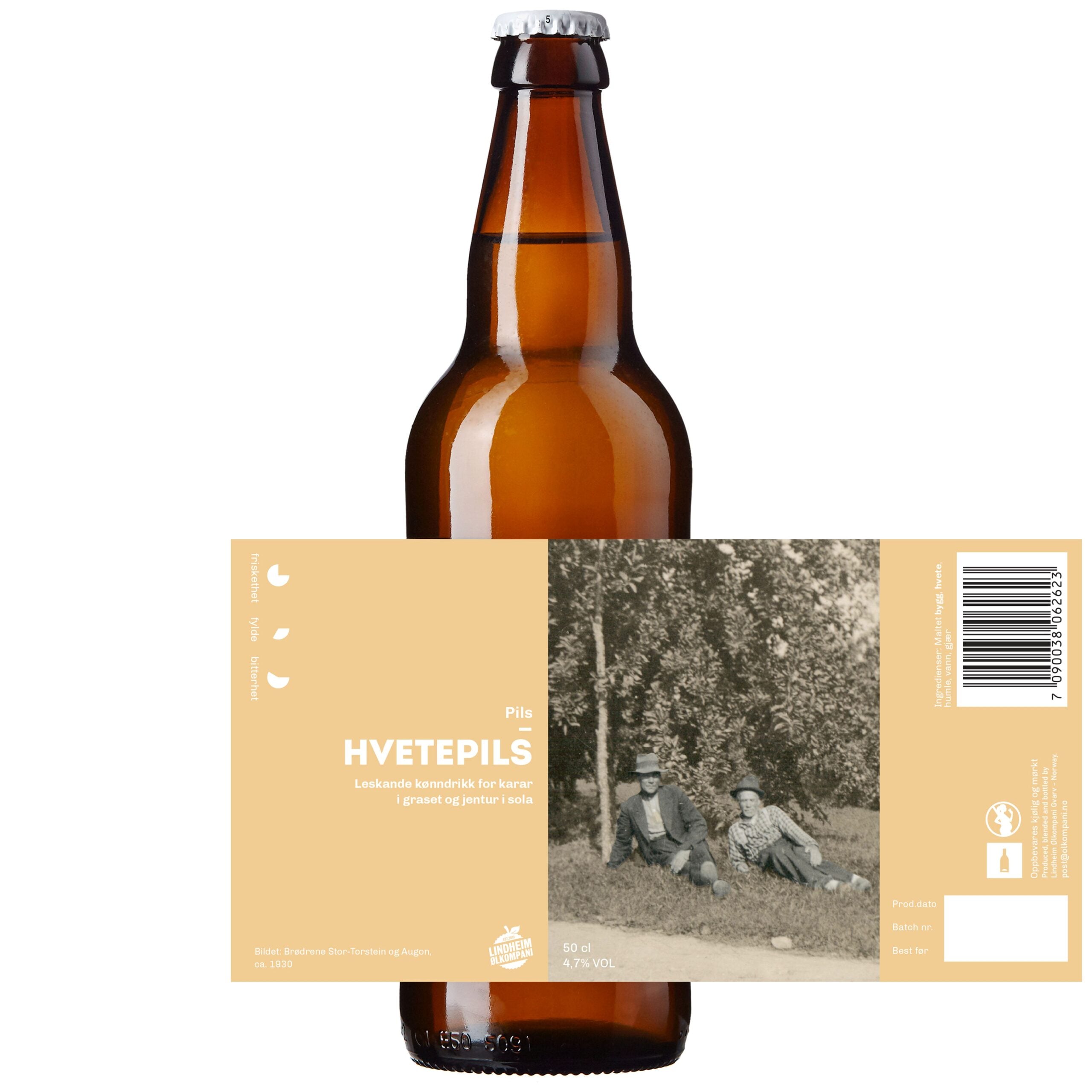 Alt-tekst: Flaske med Hvetepils øl, etikett i beige med vintage bilde av to menn som slapper av i solen.