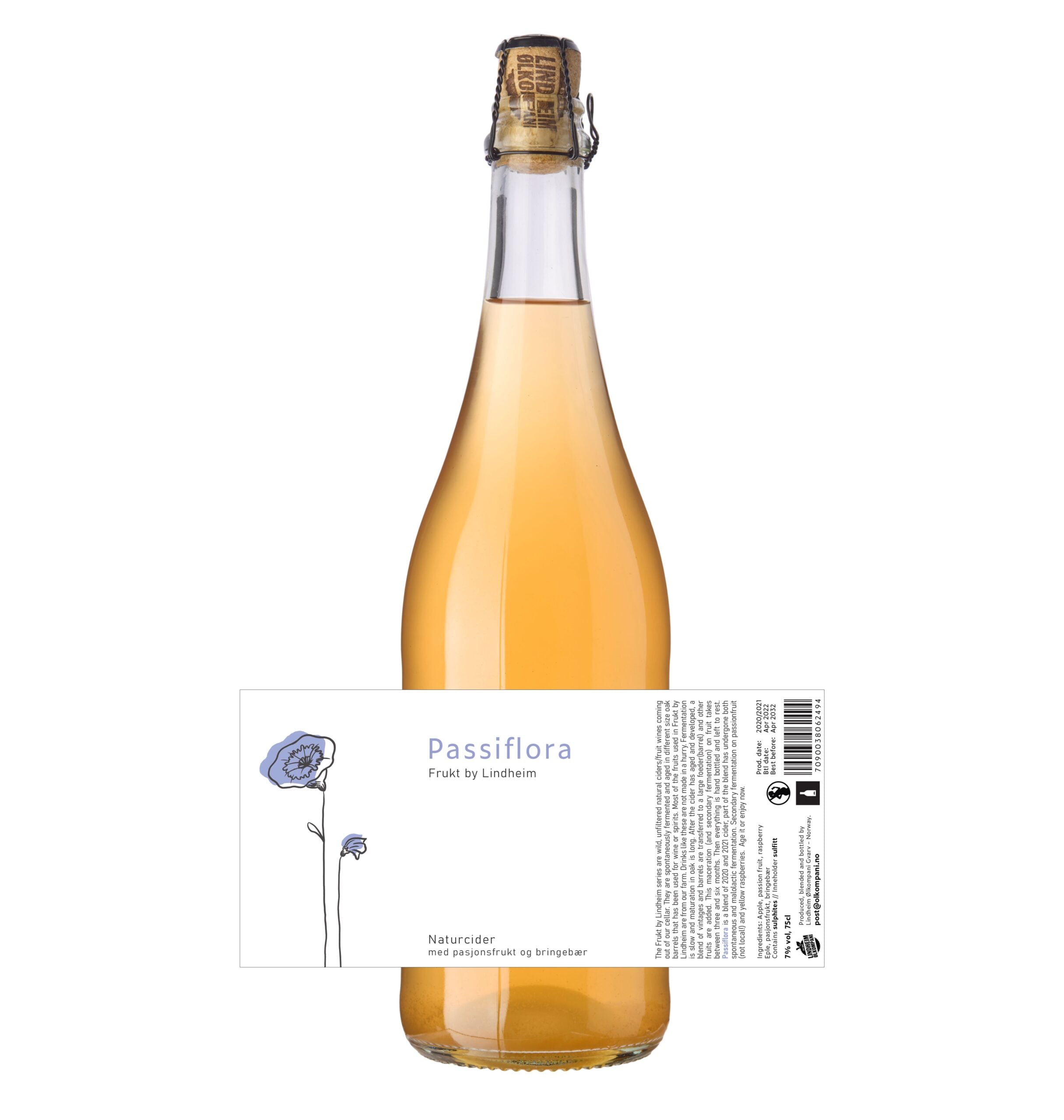 Flaske med Passiflora naturcider, laget med pasjonsfrukt og bringebær fra Lindheim. Frisk og fruktig smak.